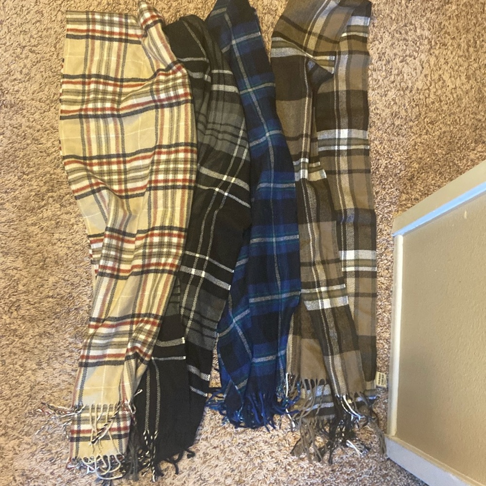 4 Men’s scarves NWOT